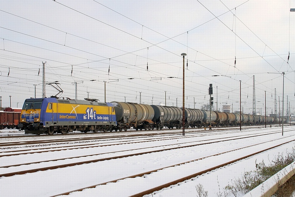 146 522 mit Kesselwagenzug nach Stendell am 03.12.2010 beim Halt in Angermnde