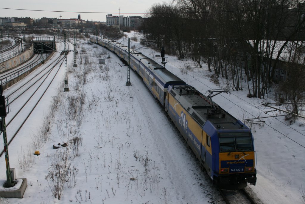 146 522 schiebt ihren Zug aus Berlin Gesundbrunnen Richtung Rostock.20.02.10.