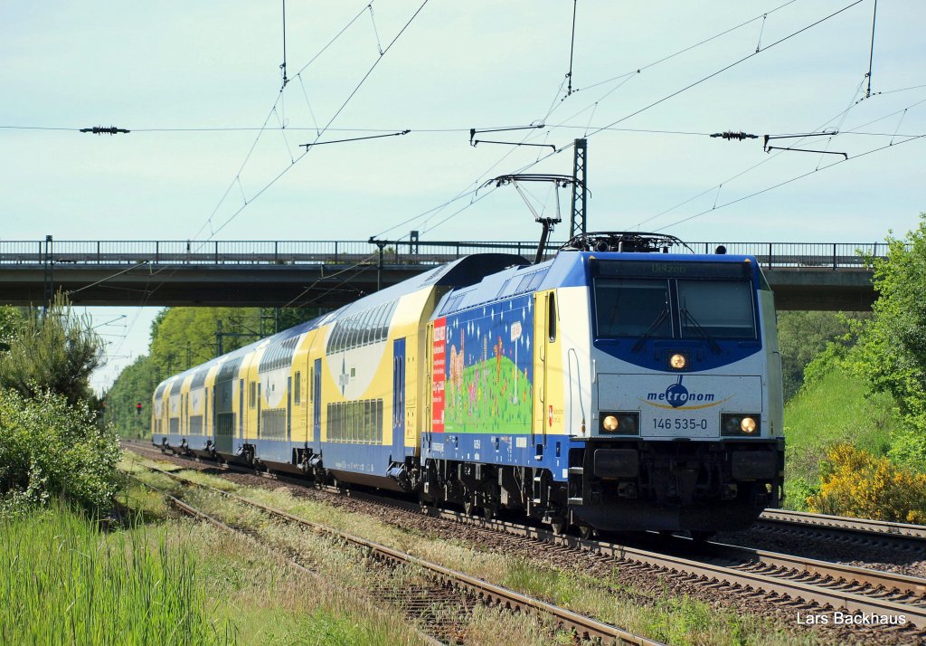 146 535-0 tr�gt seit kurzem anl�sslich einer Kunstausstellung in Bremen ein Buntes Farbkleid mit Werbung des New Yorker Pop-Art-K�nstlers James Rizzi. Hier brettert sie am 5.06.10 mit ihrem ME 80951 nach Uelzen durch Radbruch.