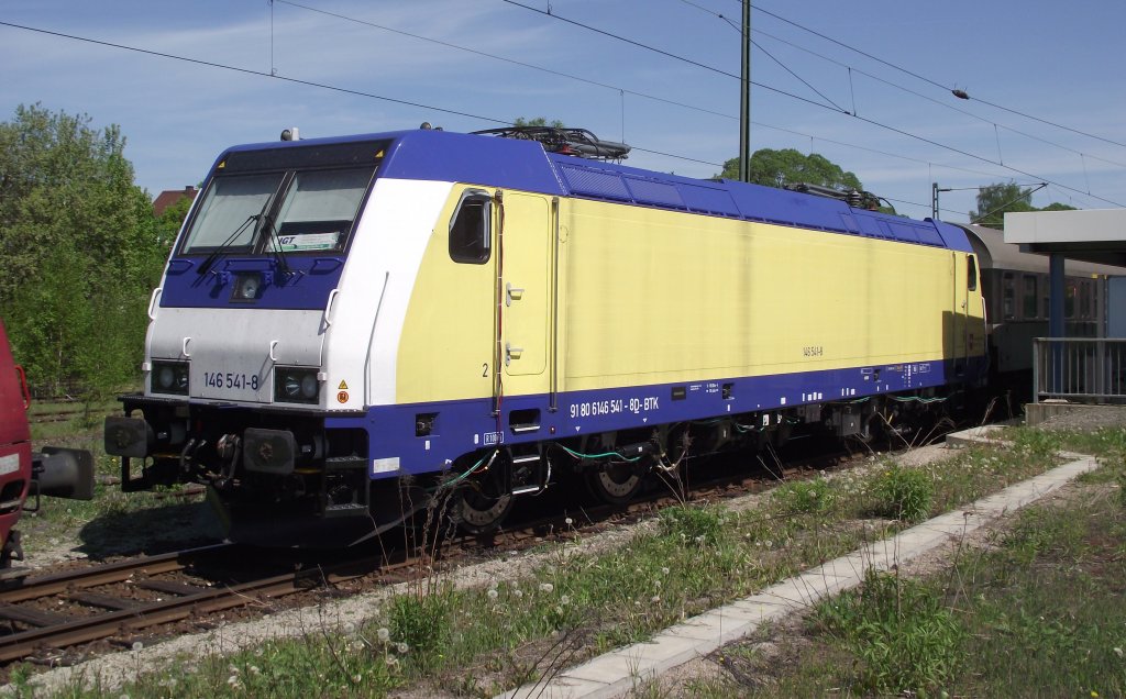 146 541-8 von Metronom steht am 7. Mai 2011 mit einem Halberstdter Steuerwagen von Abelio im Bahnhof Pressig-Rothenkirchen.