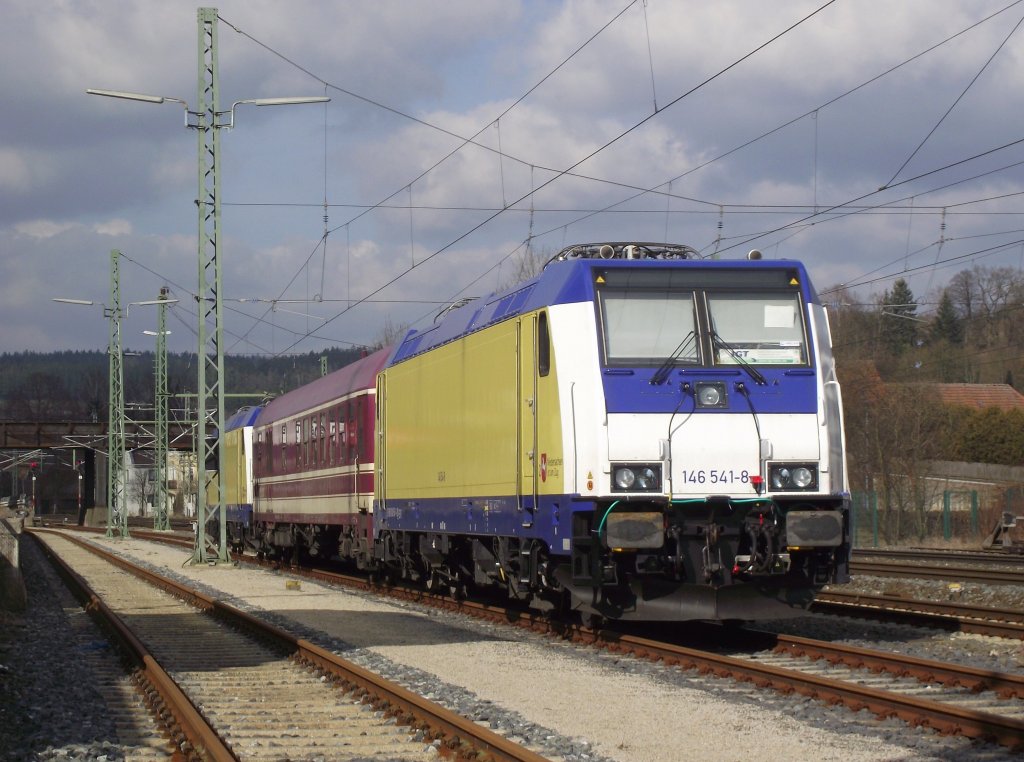 146 541-8,´ein Euro-Express Speisewagen und 146 542-6 stehen am 09. Mrz 2012 zu Messfahrten im Bahnhof Kronach auf Gleis 5 abgestellt.