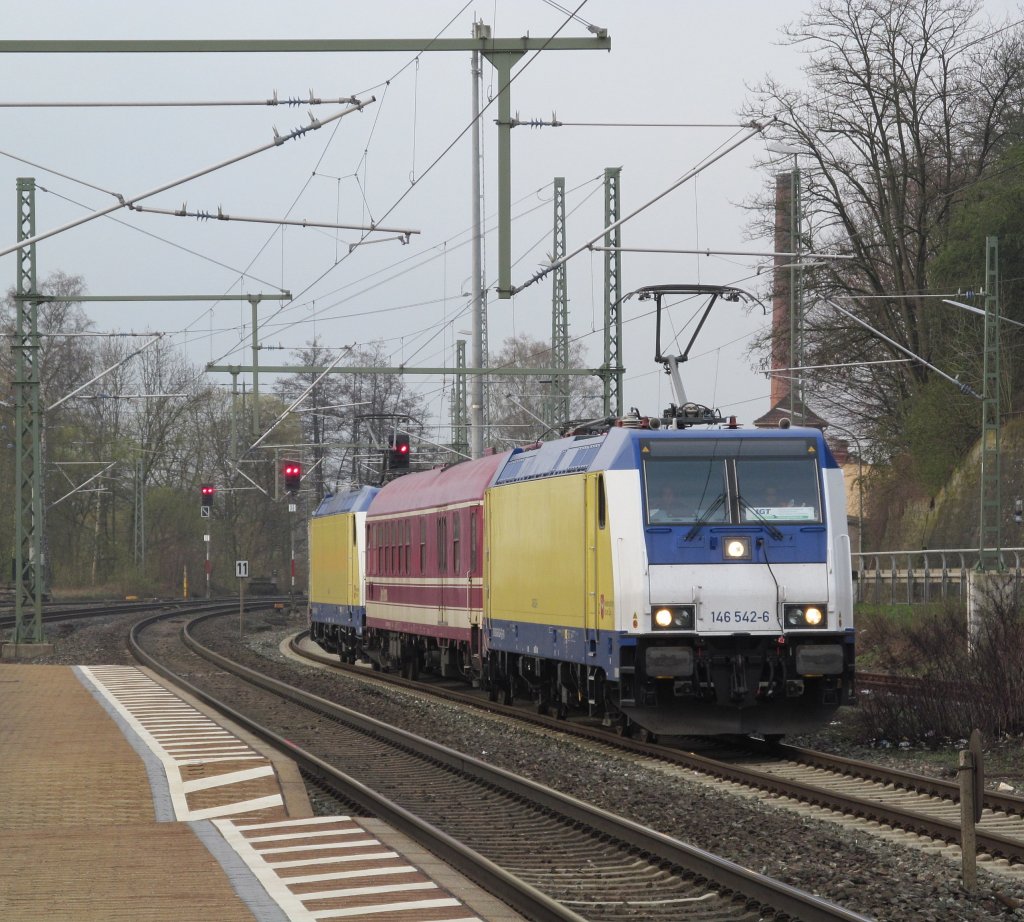 146 541, ein Euro-Express-Wagen und 146 542 rollen am 13. April 2012 ber Gleis 4 durch den Kronacher Bahnhof.