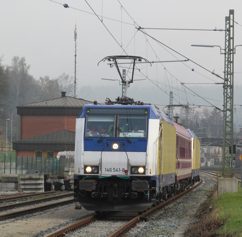 146 541, ein Euro-Express-Wagen und 146 542 rollen am 13. April 2012 ber Gleis 5 durch den Kronacher Bahnhof.