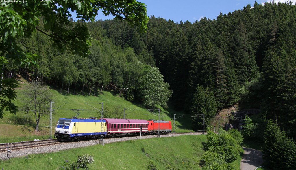 146 542-6 und 185 406-6 mit dem DbZ 93219 (St.Georgen(Schwarzw)-Triberg) bei Nubach 29.5.12