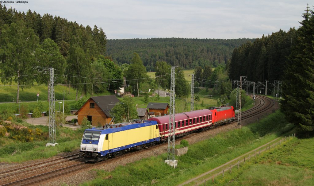 146 542-6 und 185 406-6 mit dem DbZ 93249 (St.Georgen(Schwarzw)-Triberg) bei St.Georgen 31.5.12