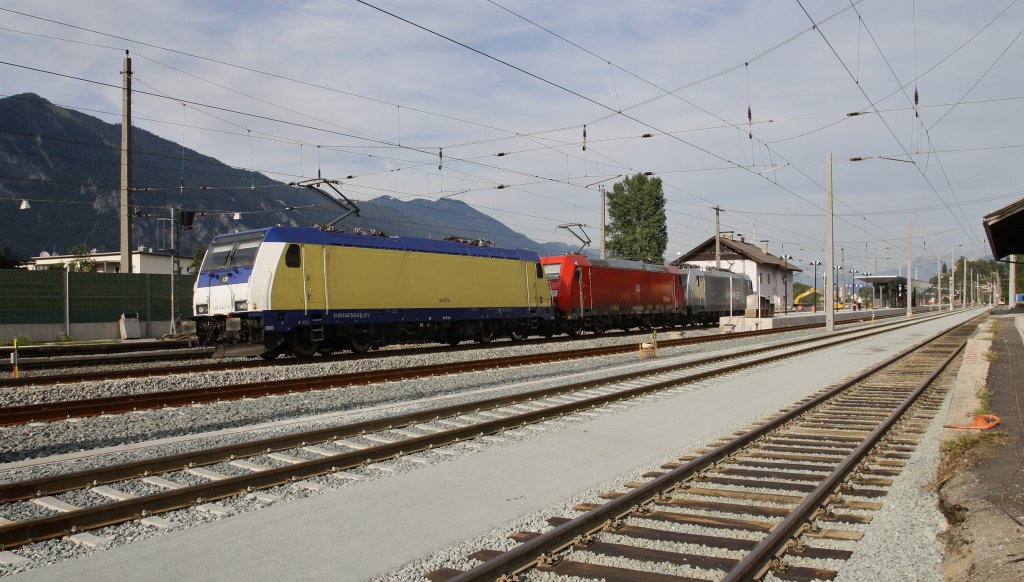 146 542-6 BTK, 185 406-6 und 186 184-8 durchfahren bei einer Messfahrt im Unterinntal am 17.9.2012 den neugebauten Bahnhof Brixlegg mit Inselbahnsteig.