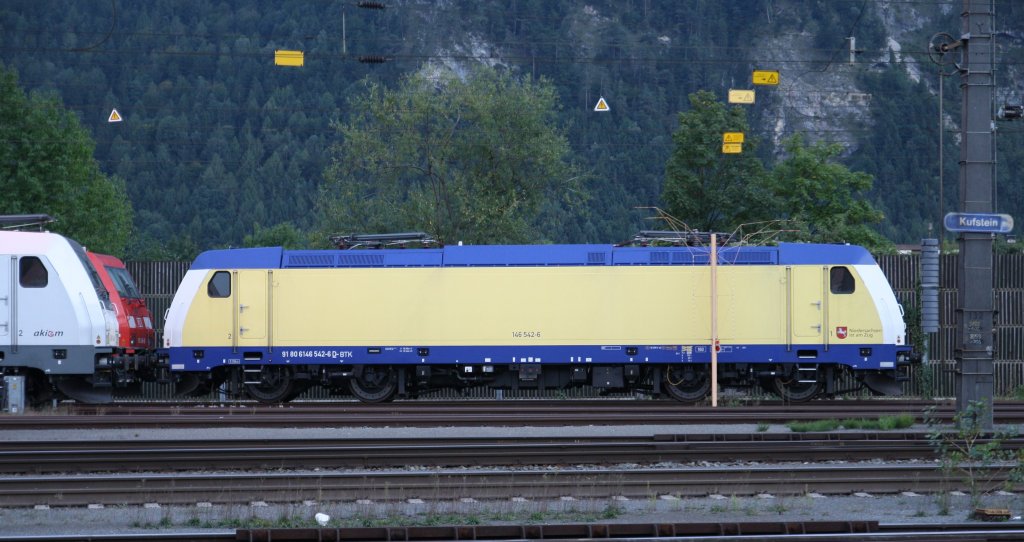 146 542-6 BTK steht am 10.9.2012 mit der Messlok 185 406-6 im Bahnhof Kufstein abgestellt. Warscheinlich fr Messfahrten fr den neuen Unterinntaltunnel in Tirol.