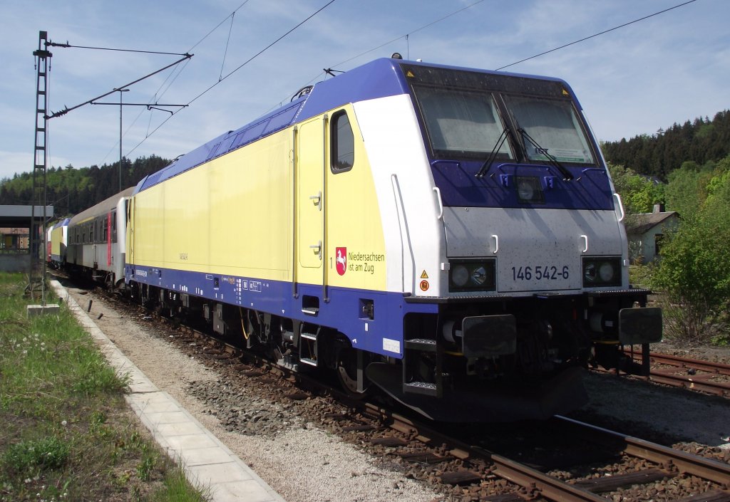 146 542-6 von Metronom steht am 7. Mai 2011 mit einem Halberstdter Steuerwagen von Abelio im Bahnhof Pressig-Rothenkirchen.