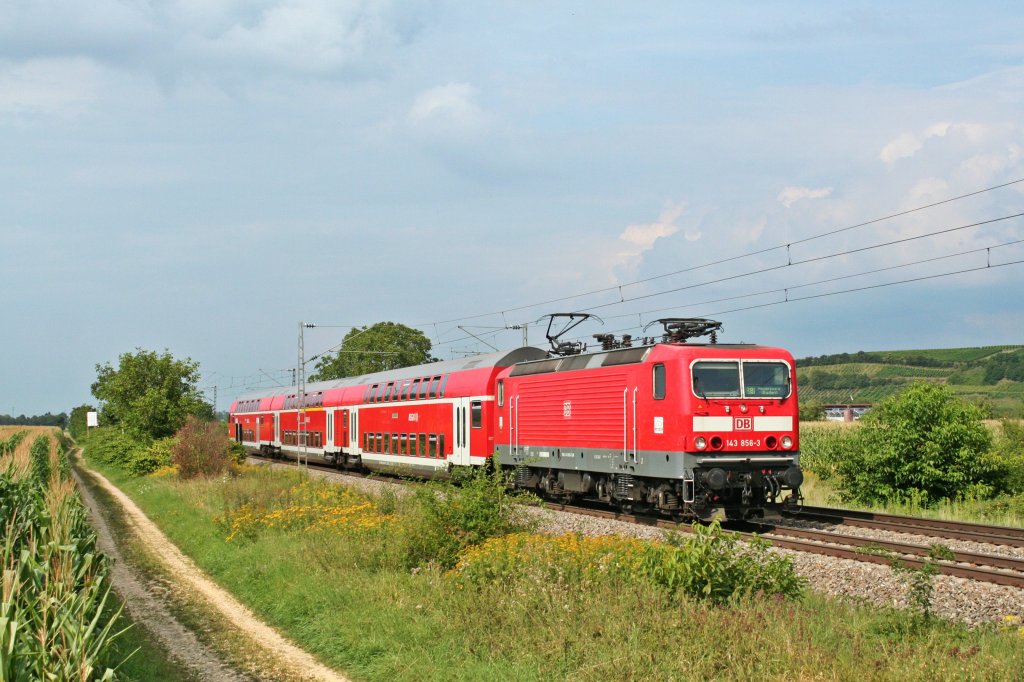 146 856-3 fuhr am 13.08.12 mit einer RB nach Neuenburg (Baden) am alten Hp Hgelheim vorbei. Die Lok ist nur sehr selten auf der Rheintalbahn anzutreffen.