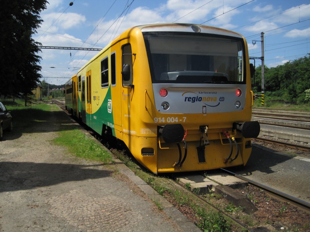 14.6.2010 14:31 ČD Baureihe 914 004-7 aus Cheb nach A město bei der Ausfahrt aus Frantikovy Lzně.