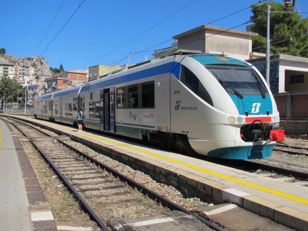 14.8.2011 15:56 FS Ale501-099 (Minuetto) als Regionalzug (R) nach Palermo Centrale im Startbahnhof Cefalu. 