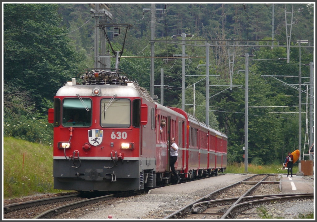 14Uhr18 und 30 Sekunden, alle sind eingestiegen  und der Kondukteur erteilt den Abfahrbefehl. Einer kam zu spt.