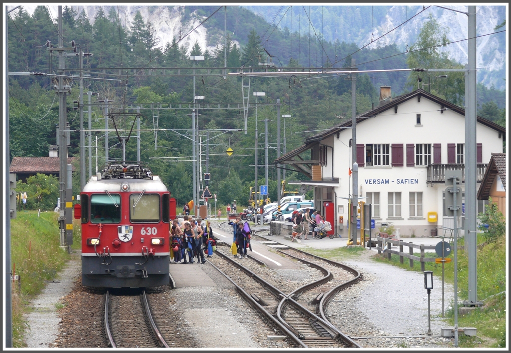 14Uhr18 und 5 Sekunden. Die meisten Passagiere sind schon eingestiegen, ebenfalls die Kanus.