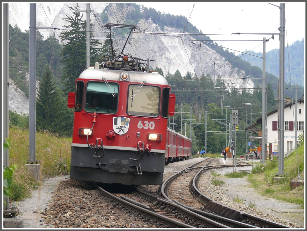 14Uhr19 und 5 Sekunden und der RE1236 fhrt an mir vorbei. Ziemlich genau 2 Minuten hat der ganze Vorgang gedauert, was angesichts der Menge Passagiere nicht schlecht ist.