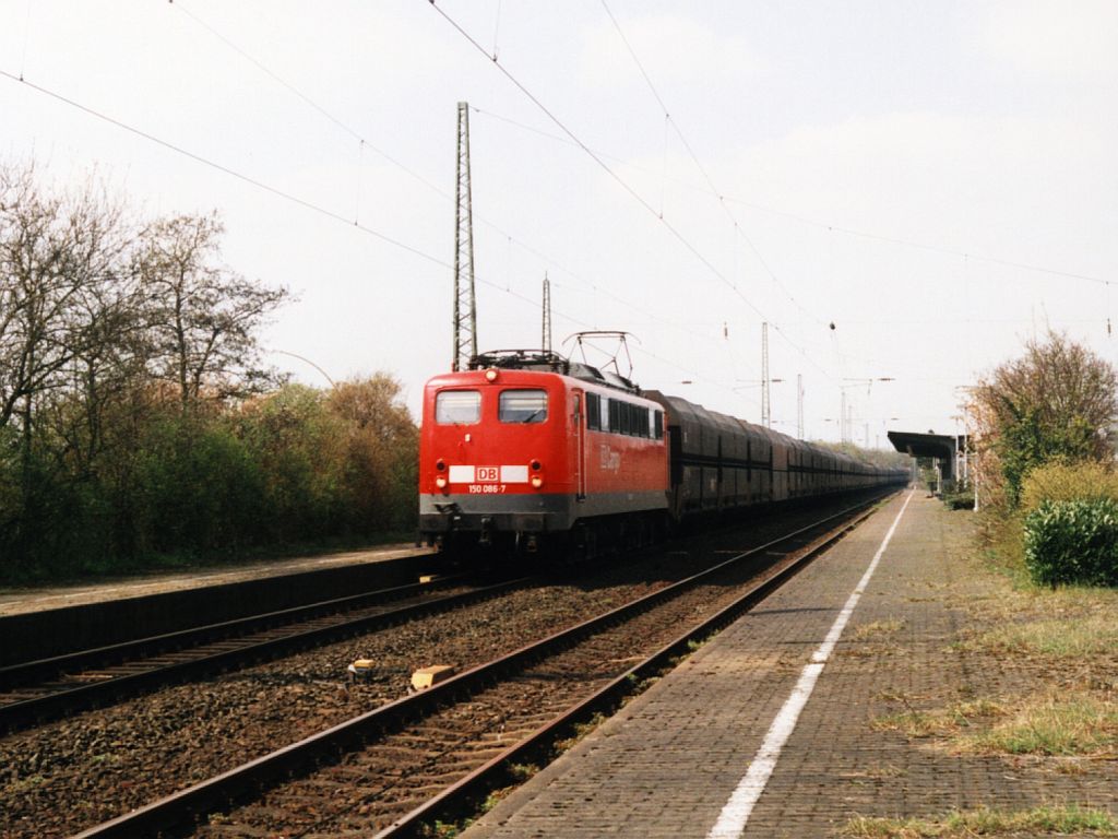 150 066-7 mit einem Gterzug in die Richtung Mnster auf Bahnhof Lengerich am 23-4-2001. Bild und scan: Date Jan de Vries.