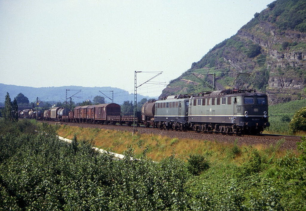150 067 mit einer unbekannten 140 im Schlepp ist bei Unkel sdwrts unterwegs, 04.07.1987.