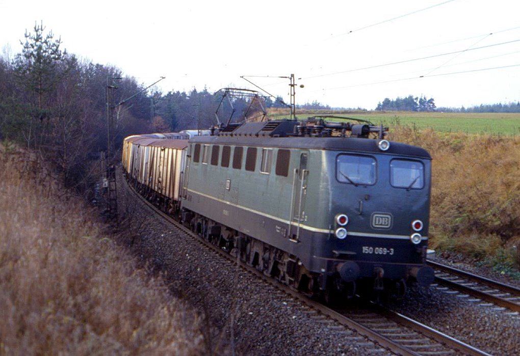 150 069 am 21.12.1984 bei Burgthann. Die Lok erhielt in den folgenden Monaten noch eine HU mit Neulackierung in oceanblau/beige, um dann 1986 als erste ihrer Baureihe nach einem Unfall ausgemustert zu werden.
