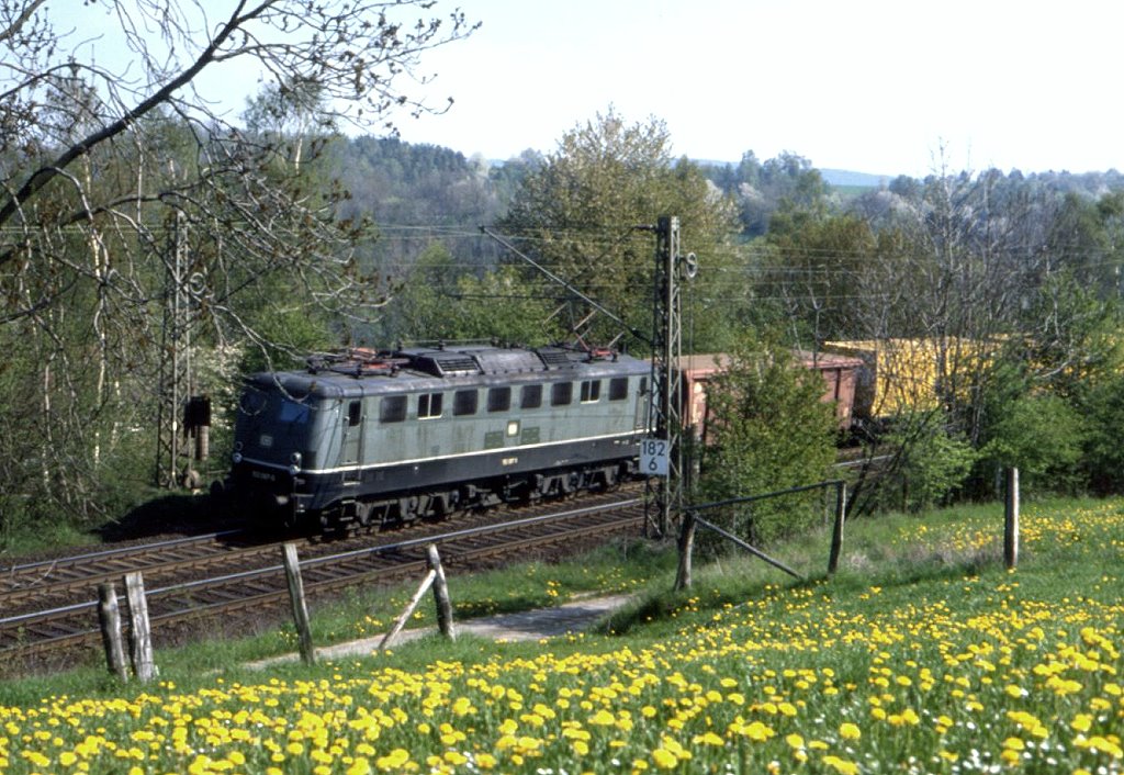 150 087 s�dw�rts unterwegs bei Gilfershausen, 04.05.1989.