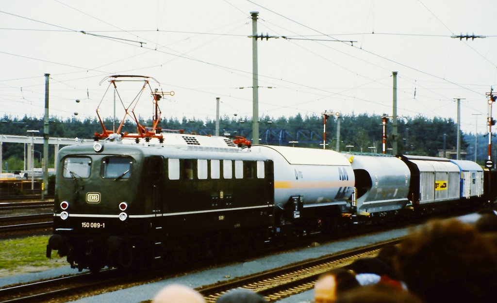 150 089-1 mit modernen Gterwaggons auf der Fahrzeugparade  Vom Adler bis in die Gegenwart , die im September 1985 an mehreren Wochenenden in Nrnberg-Langwasser zum 150jhrigen Jubilum der Eisenbahn in Deutschland stattgefunden hat.