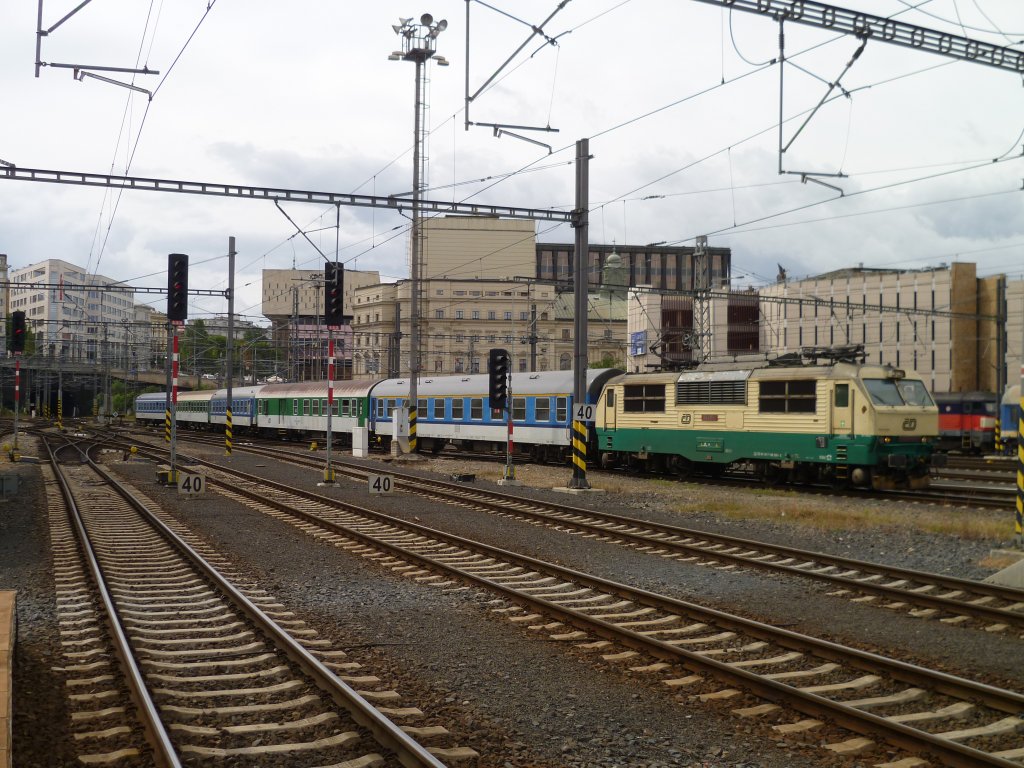 150 205-3 ist hier bei der Einfahrt in Praha hl.n. am 26.08.12 zusehen.