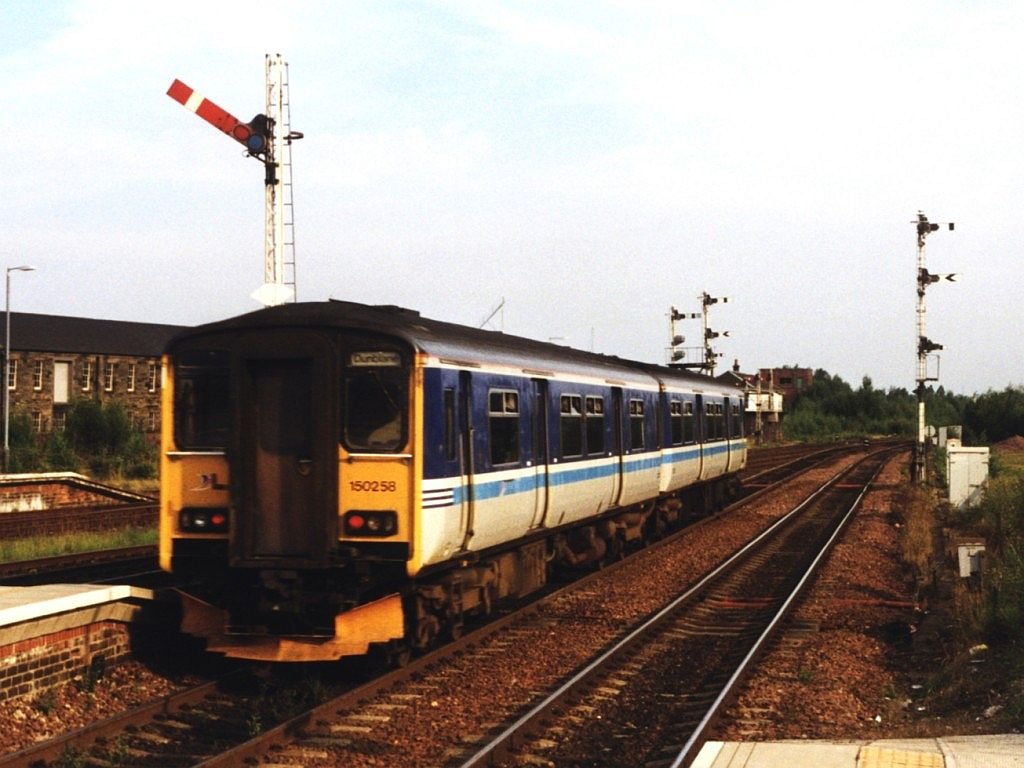 150 258 mit Zug Dunblane-Glasgow auf Bahnhof Stirling am 03-08-1999. Bild und scan: Date Jan de Vries.