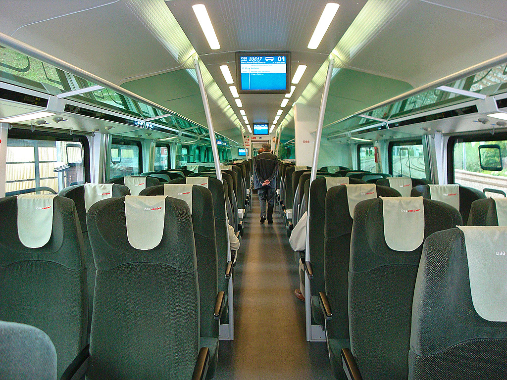 150 Jahre Eisenbahn am Jurabogen. Die 2. Kl. des  Railjet  bietet moderne Bestuhlung und Fahrgastinformationssystem. PB-Biel/Bienne, 25. Sept. 2010, 14:21