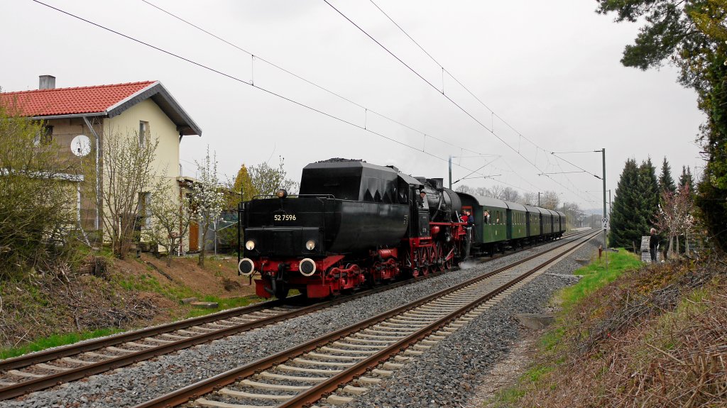 150 Jahre Hohenlohebahn: am 14. und 15.04. war das Auftaktwochenende der Feierlichkeiten anlsslich dieses Jubilums: am Sonntag fuhren 2 Dampfzge im Gegenverkehr zwischen Heilbronn und Schwbisch Hall.
Hier die 52 7596 der Eisenbahnfreude Zollernbahn e.V. am 15.04.2012 bei Bretzfeld Tender voraus Richtung Heilbronn unterwegs. Immerhin konnte ich auf dieser Lok schon einmal mitfahren!
