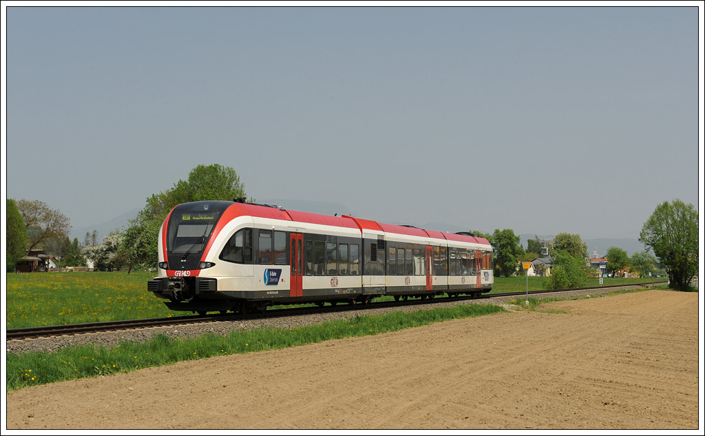 150 Jahre j�nger als unsere 671 - 5063 010, aufgenommen am 1. Mai 2013 in Windorf als R 8590 (S61) von Wies-Eibiswald nach Graz. (Nachschuss)