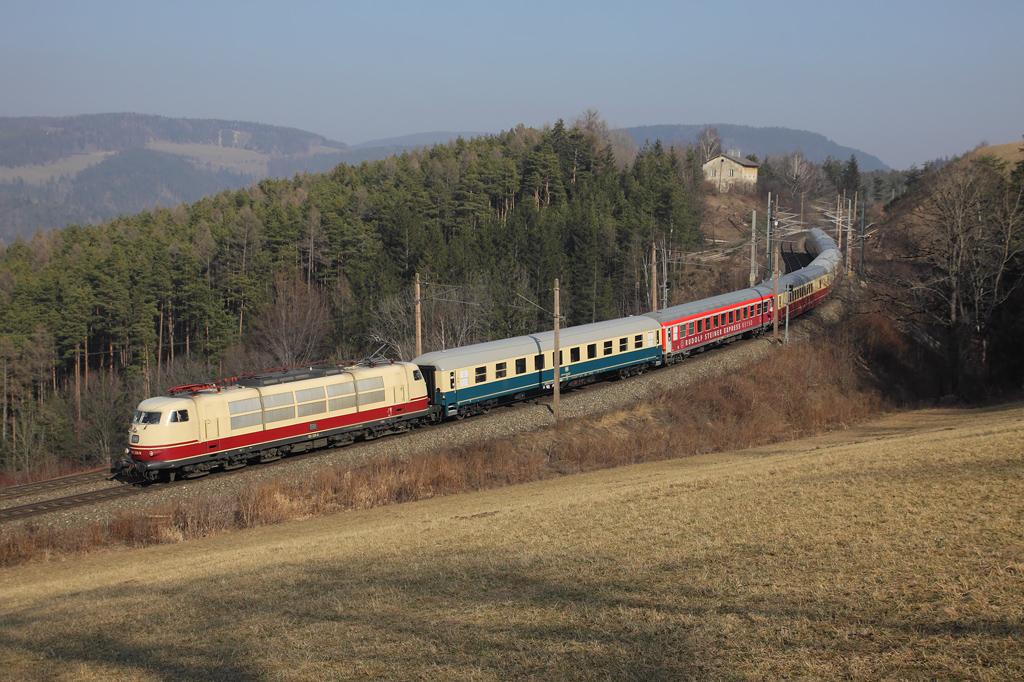 150 Jahre Rudolf Steiner - so lautete das Motto der diesj�hrigen Geburtstagsfahrt quer durch �sterreich bis nach Cakovec im n�rdlichen Kroatien. Am 26. Februar 2011 ging es dann als D 17176 von Cakovec nach Neud�rfl - der Sonderzug, welcher mit der 103 235 bespannt war, wurde bei der sogenannten Steinbauer Wiese nahe Eichberg aufgenommen.