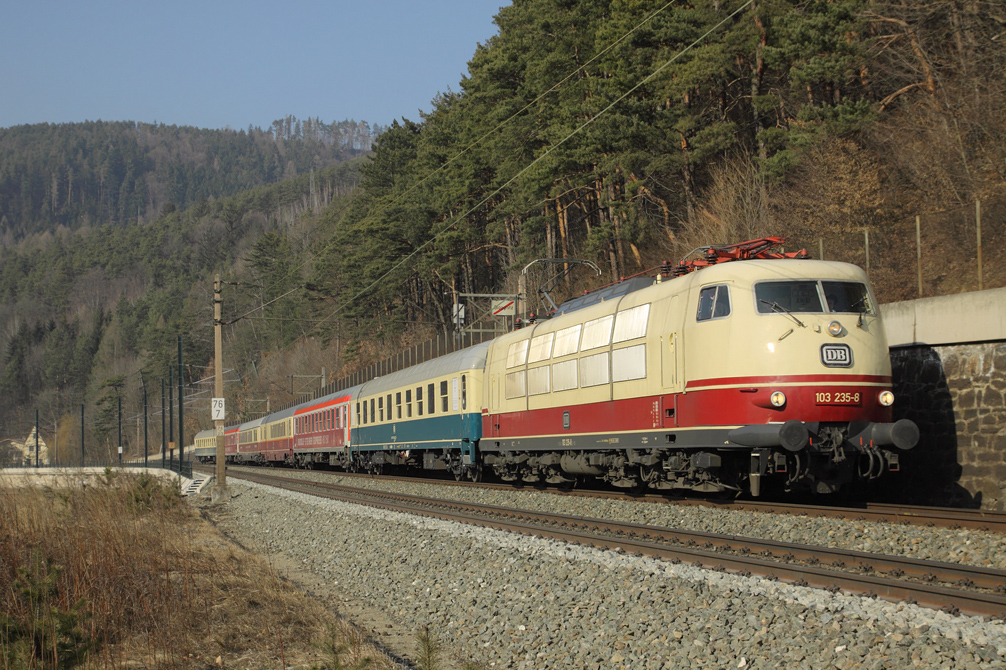 150 Jahre Rudolf Steiner - so lautete das Motto der diesj�hrigen Geburtstagsfahrt quer durch �sterreich bis nach Cakovec im n�rdlichen Kroatien. Am 26. Februar 2011 ging es dann als D 17176 von Cakovec nach Neud�rfl - der Sonderzug, welcher mit der 103 235 bespannt war, wurde kurz vor Gloggnitz aufgenommen.