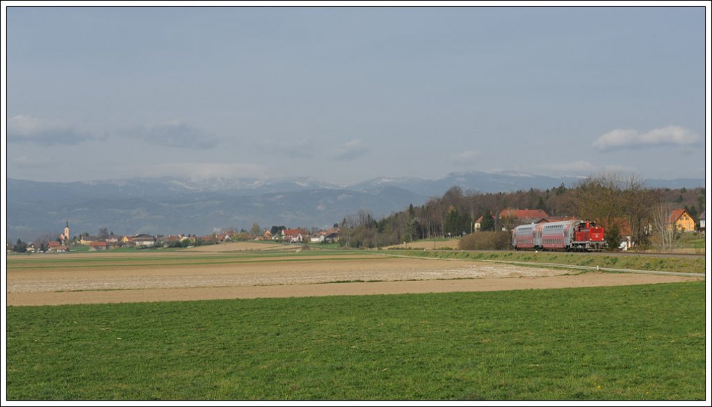 1500.2 bespannte am 14.3.2012 R 8558 von Wies ber Lieboch nach Graz. Das Bild zeigt den Zug kurz vor der Einfahrt in die Haltestelle Gussendorf mit Blick auf die Koralpe.