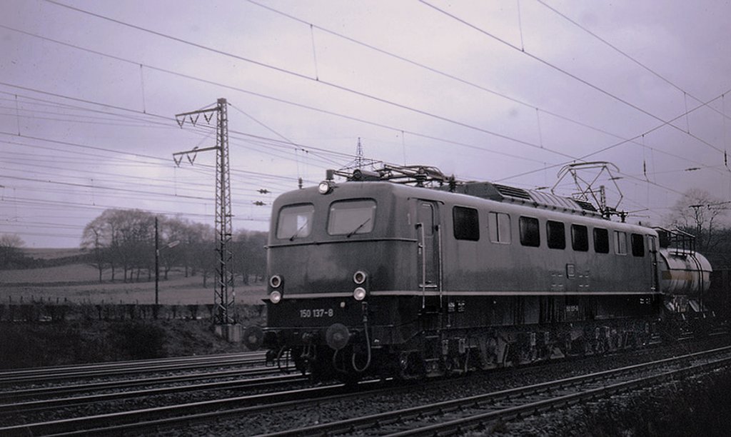 150137 in ihrer alten Farbgebung, durchfhrt, von HA-Vorhalle kommend 1973 den Bf Hagen-Hengstey 
Ri. Siegen, Ffm. 