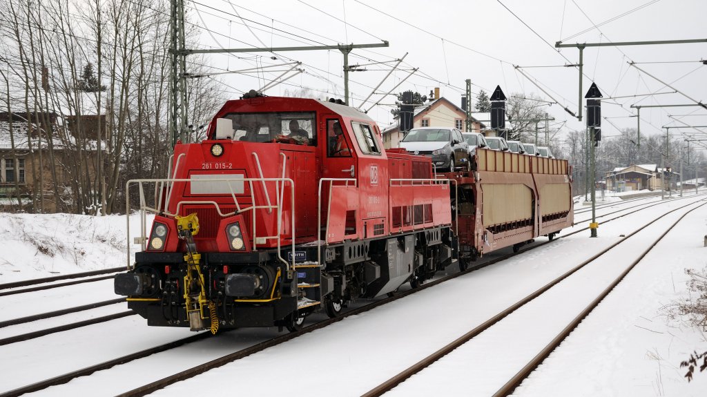 15.03.2013 BR 261 verl��t mit einem Autowagen den Bf Neumark.
