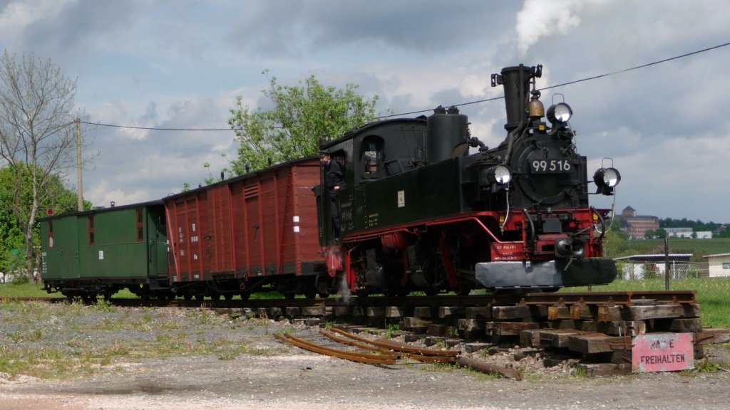 15.05.2011, BR 99516 mit G�terzug im Bf Neuheide auf dem  Abstellgleis .