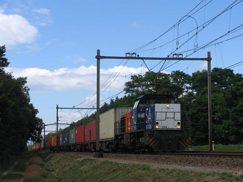 1506 (HUSA) mit einem Gterzug in die Richting Venlo bei Vlierden am 19-7-2012.