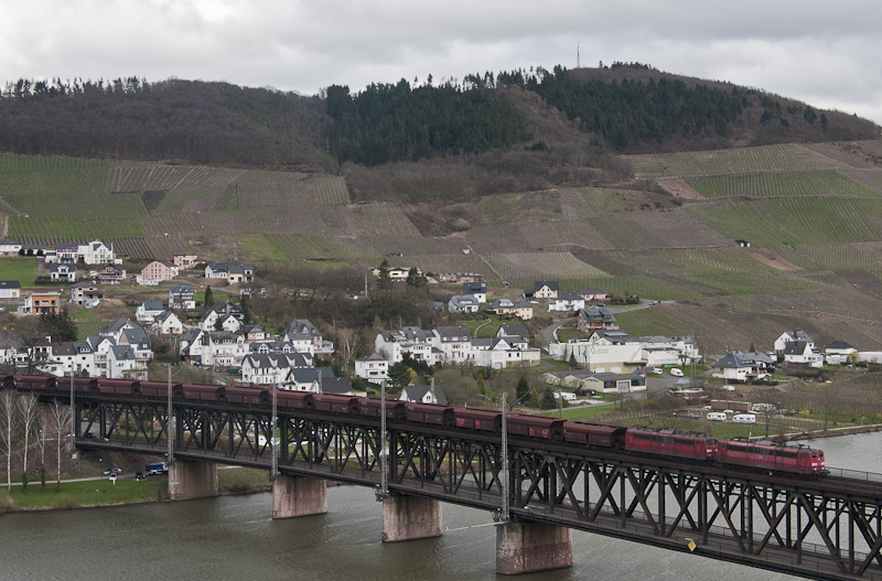 151 **-* + 151 168-2 mit einem Erzzug am 3. April 2010 in Bullay.