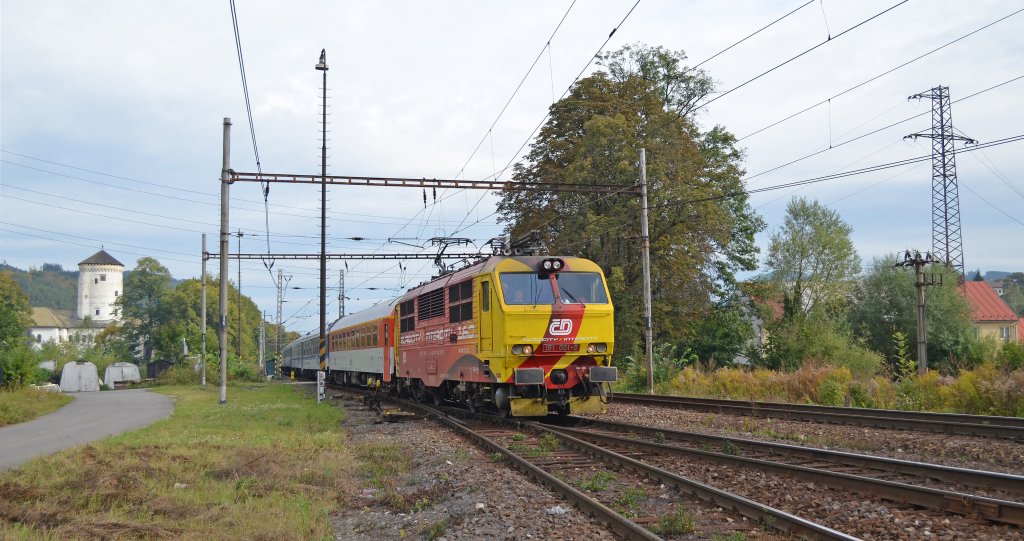 151 001-5 ČD mit Ex 141 „Beskyd“ Olomouc/Olmütz – Ostrava/Ostrau – Čadca (SK) – Žilina/Sillein fährt in den Silleiner Bahnknoten ein. Links Schloss Budatín, eine Wasserburg auf dem Nordufer der Waag; 22.09.2012  