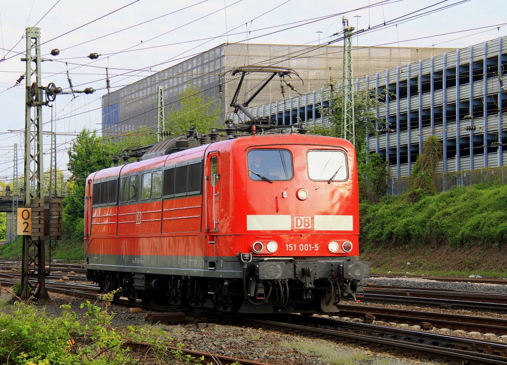 151 001-5 DB rangiert in Aachen-West bei Sonnenschein mit Wolken am 7.5.2012.