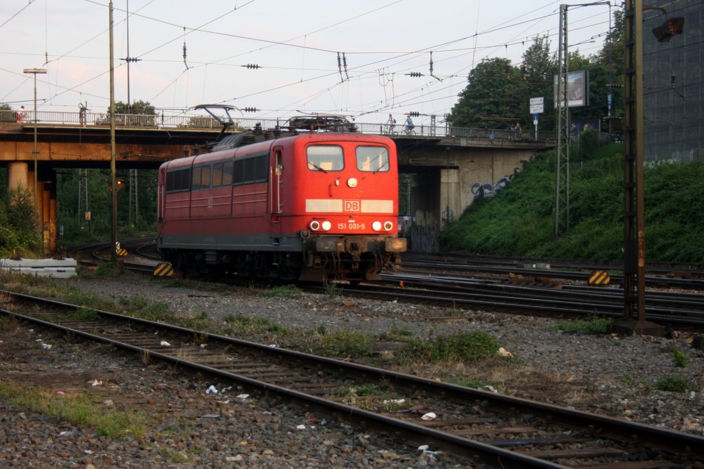 151 001-5  rangiert in Aachen-West bei Sommerwetter.
11.7.2011