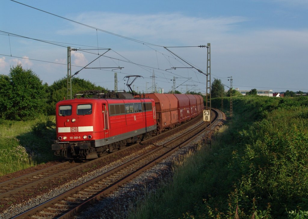 151 001 mit einem Erzzug am 10.06.2008 unterwegs bei Plattling. 
