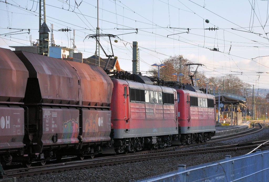 151 002-3 Doppeltraktion Gterzug bei Durchfahrt Bahnhof Remagen Richtung Sden 04.12.2009 
