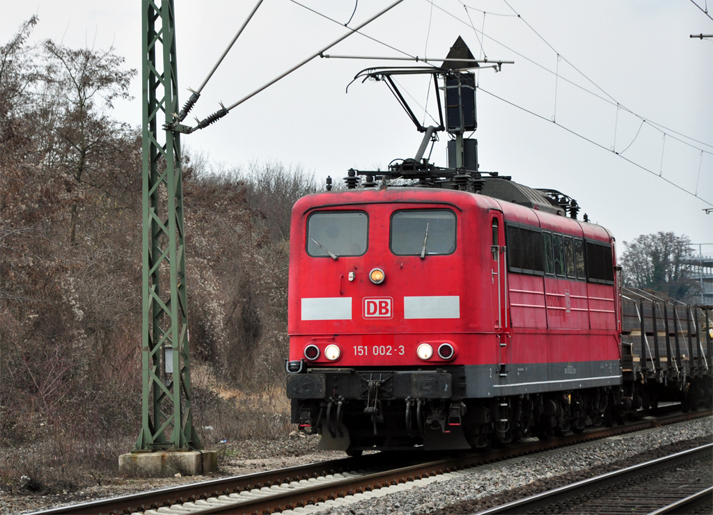 151 002-3 mit gemischtem Gterzug bei Bonn-Oberkassel - 07.03.2012