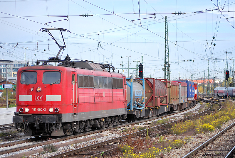 151 002 und gemischter Gterzug bei der Durchfahrt in Mnchen-Ost.(25.10.11)