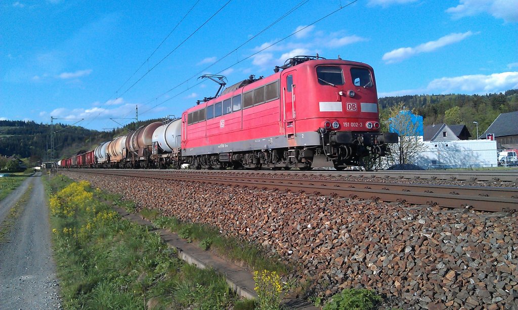 151 002 schiebt am 04.05.2012 einen Gterzug ber die Frankenwaldrampe bei Pressig-Rothenkirchen. 