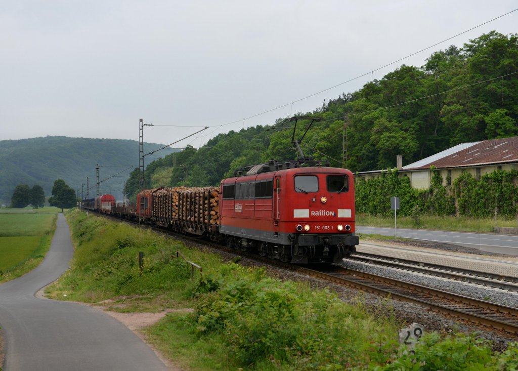 151 003 mit einem Gterzug am 02.06.2012 unterwegs bei Gambach.