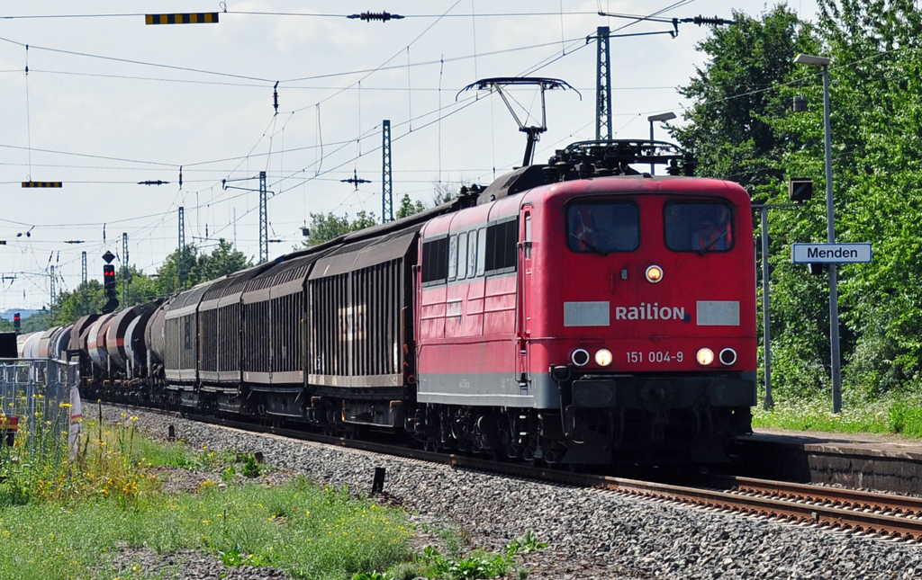 151 004-9 gemischter Gterzug in Menden, Richtung Kln, 14.08.2010