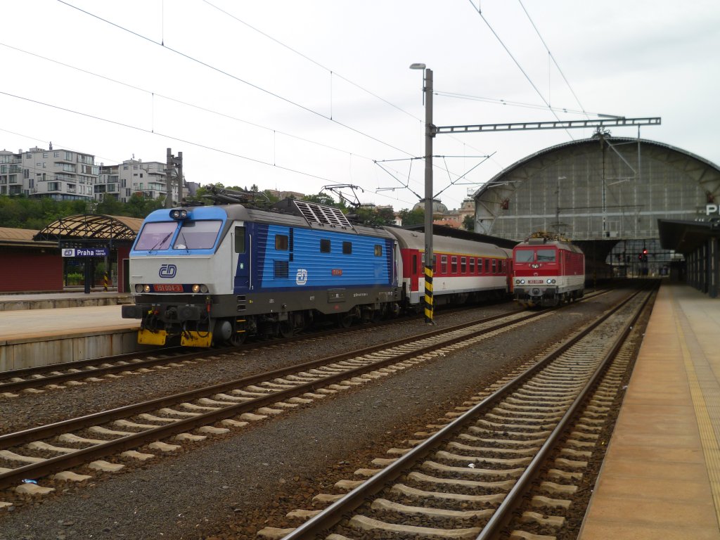 151 004-9 ist zusehen bei der Ausfahrt in Praha hl.n. am 26.08.12. Daneben wartet 362 005-1 noch auf ihren Zug.