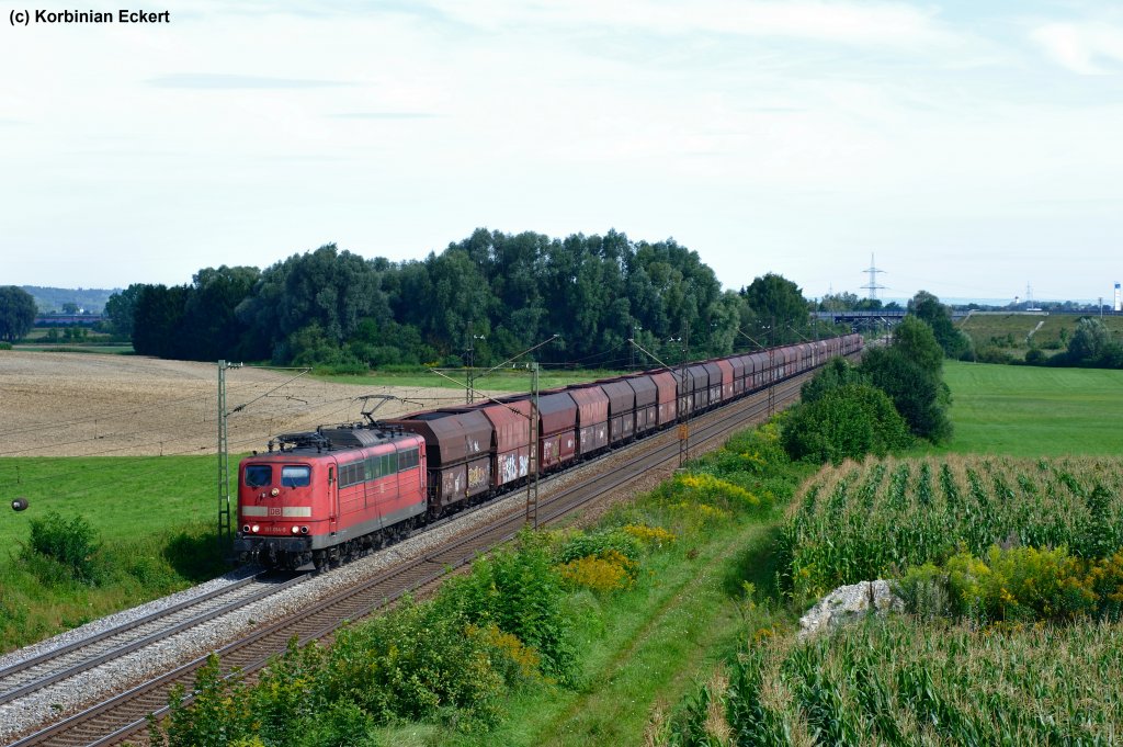151 004 mit einem Kohlezug Richtung Mnchen kurz vor Langweid (Lech), 11.08.2011