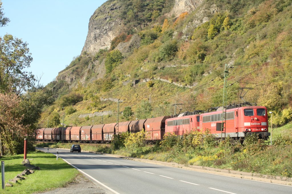 151 004 und eine Schwester bef�rdern den T�glichen Kohlependel von M�lheim Styrum nach Dillingen hier bei Erpel am 21.10.10