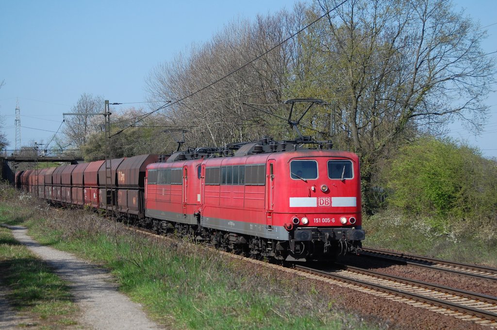 151 005-6 + 151 xxx mit einem Kohlezug am 17.4.2010 durch Ahlten -> Lehrte